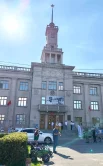 Земляк смотрит на жителей Чкаловска с фасада местного Дворца культуры. 