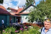 Дом, где рос будущий ас, утопает в цветах и пользуется огромным интересом у посетителей. 