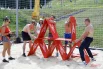 На полосе препятствий физкультурникам приходилось решать самые неожиданные задачи.