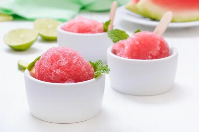 Сорбет здесь не просто охлаждает, а словно перезагружает вкусовые ощущения и помогает пережить зной.
