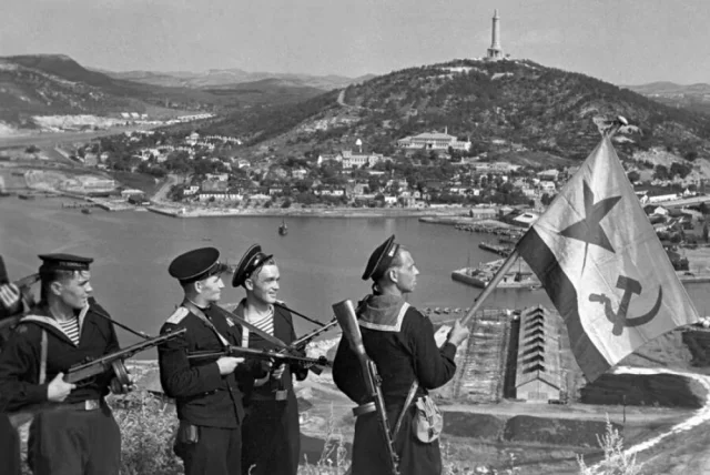 Водружение флага над Порт-Артуром, 1945 год.