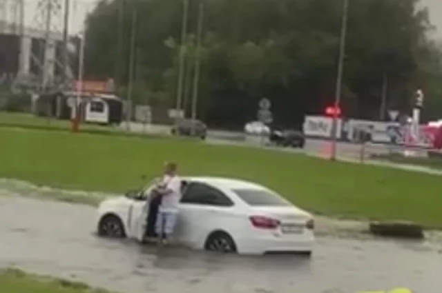 В Арбекове автомобили застревали в воде после ливня.