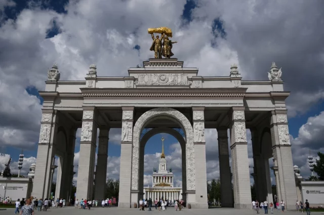 Арка главного входа ВДНХ и павильон № 1 Центральный.
