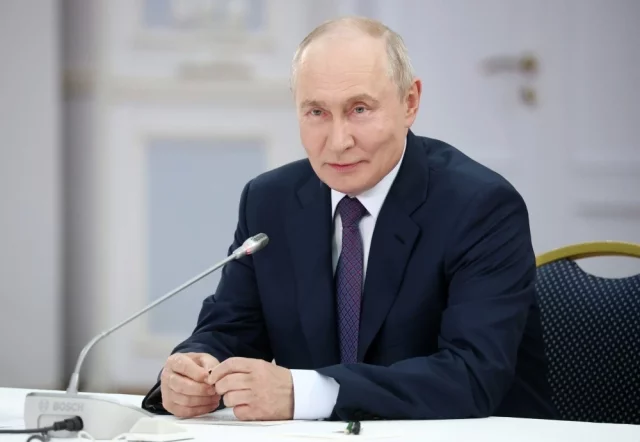 Президент РФ Владимир Путин проводит встречу с градостроителями в Улан-Удэ.