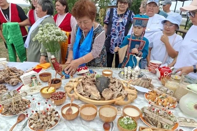 Столы ломились от разнообразных блюд