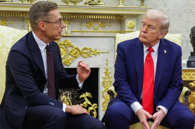 Дональд Трамп (справа) заключил с президентом Финляндии Стуббом сделку, по которой на финских верфях будут строить ледоколы для американского флота.
