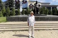 Анатолий Кибеч на площади перед Национальной библиотекой и памятником Ивану Яковлеву.