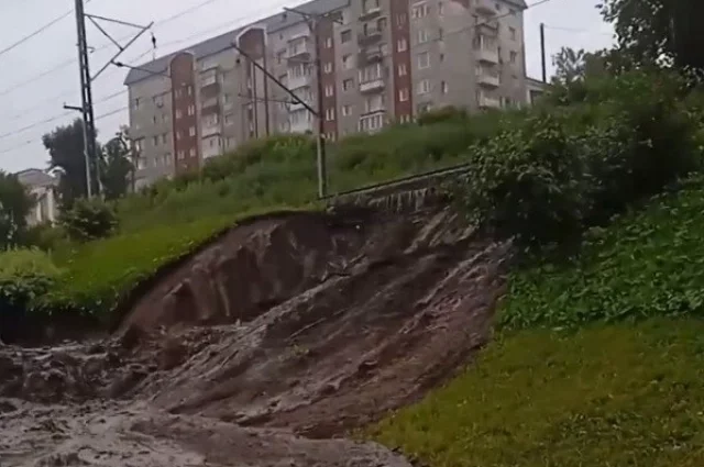 Аномальные ливни размыли пермскую набережную.
