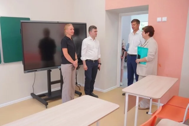 Готова к 1 сентября и школа № 10 в Вичуге. В этом году она отработала первые месяцы после масштабного ремонта. Недавно образовательное учреждение посетил губернатор Ивановской области Станислав Воскресенский. 