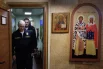 Президент России Владимир Путин на ракетном крейсере «Варяг» во время завершающей стадии учений Тихоокеанского флота. На втором плане – командующий Тихоокеанским флотом Военно-Морского Флота Российской Федерации адмирал Виктор Лиина.