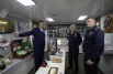 Президент России Владимир Путин на ракетном крейсере «Варяг» во время завершающей стадии учений Тихоокеанского флота. Справа – командующий Тихоокеанским флотом Военно-Морского Флота Российской Федерации адмирал Виктор Лиина.
