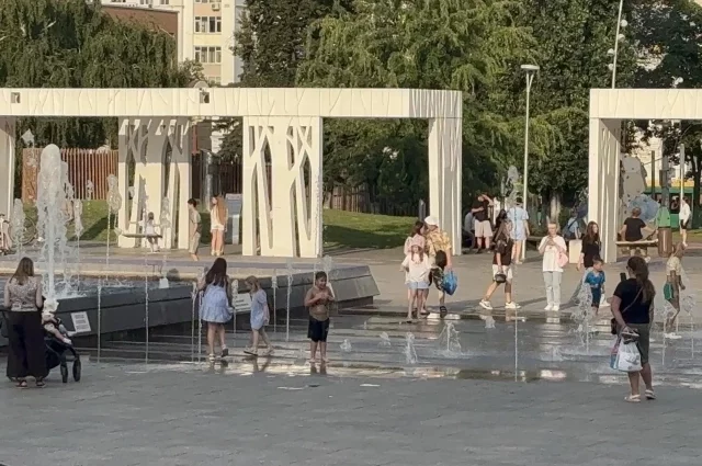 Спасением от жары в городе становятся фонтаны.