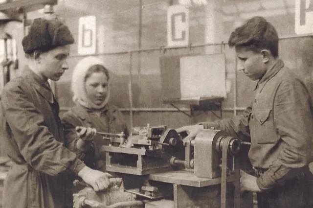 Подростки в цехе карбюраторного завода, 1943 год.