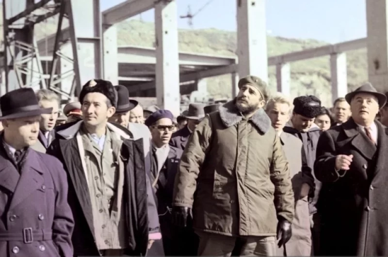 В Братске, как и в других городах, его повсюду сопровождало много людей.