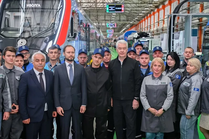 Мэр Москвы Сергей Собянин 12 августа посетил производство новейшего поезда «Иволга 5.0 ЦТУ» в Тверском машиностроительном кластере. В кластер входят Тверской вагоностроительный завод, Тверской механический завод и ГК «Ключевые системы и компоненты».