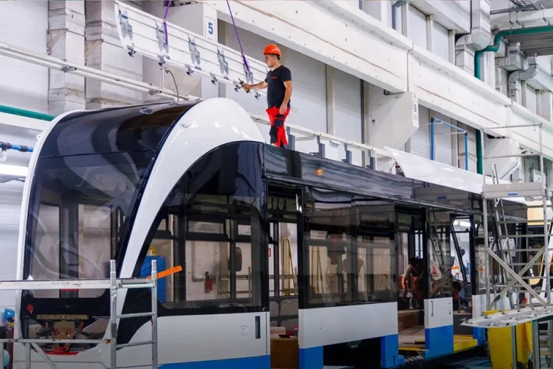 На Московских центральных диаметрах уже работают поезда «Иволга 3.0» и «Иволга 4.0», которые производятся в Твери. По словам мэра, пассажиропоток в ближнем пригороде на диаметрах вырос в два раза. Эту продукцию, как он отметил, оценили и москвичи, и жители Подмосковья.