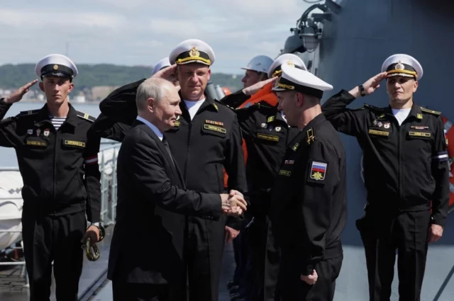 Президент России Владимир Путин на ракетном крейсере «Варяг» во время завершающей стадии учений Тихоокеанского флота