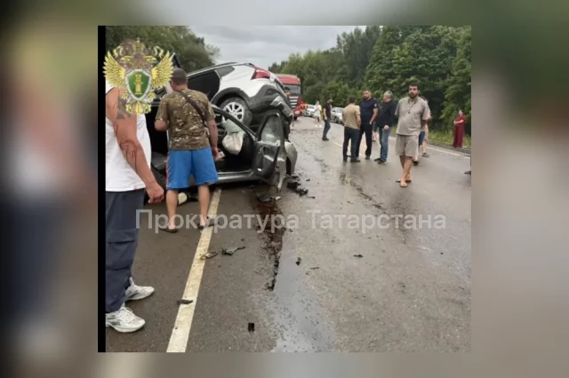 На 9-м километре автодороги Казань – Ульяновск 54-летний водитель Volkswagen Tiguan, по предварительным данным, не справился с управлением и столкнулся с автомобилями LADA Iskra и LADA Kalina.