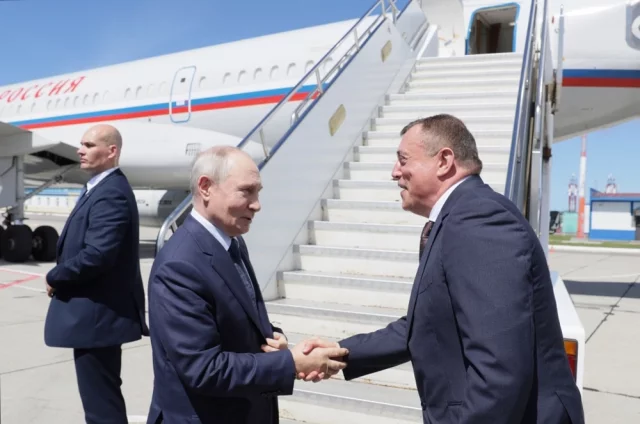 Президент России Владимир Путин в аэропорту Курильска. Справа — губернатор Сахалинской области Валерий Лимаренко.