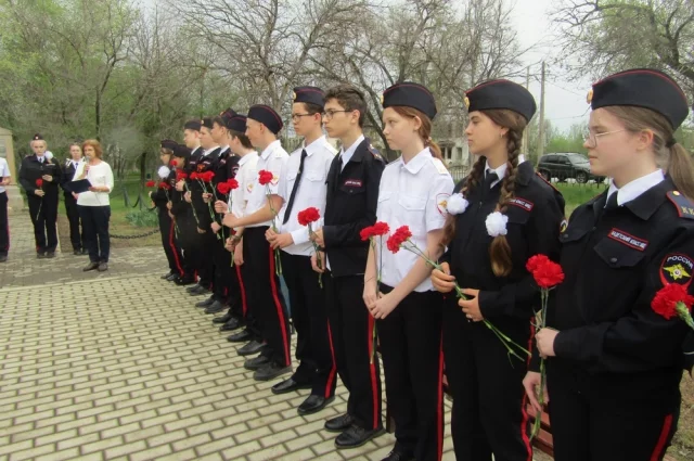 В сквере имени Вани Цыганкова за памятником юным партизанам ухаживают сами школьники.