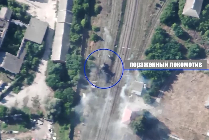 Российские военнослужащие поразили четыре железнодорожных локомотива в Одесской, Запорожской и Сумской областях Украины.