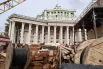 Строительная площадка на Суворовской площади на фоне Театра Российской Армии. Новый станционный комплекс строят в плотной городской застройке, а его открытие добавит москвичам новые удобные маршруты. 