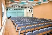 Просторный зал для проведения мероприятий с современным оборудованием станет ключевым центром общественной и творческой жизни школы.