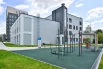 На прилегающей территории обустроили спортивные площадки, зоны для отдыха и выполнили озеленение — высадили газон, клены, сирень и спирею.