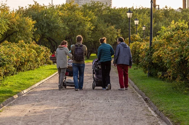 Нынешнее состояние природы — зелень деревьев — не указывает на скорый приход осени, поэтому резкого перехода к холодам опасаться пока не стоит.