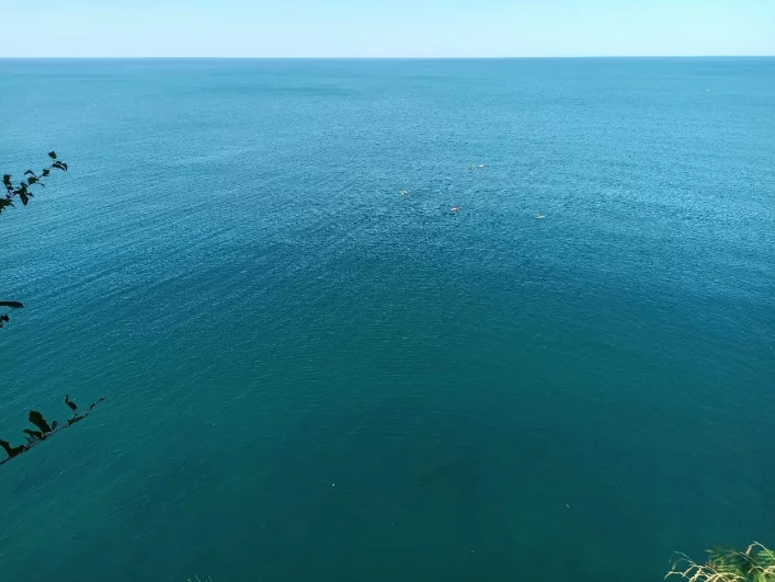 Вода в море здесь чистая, что делает пляж идеальным для отдыха.
