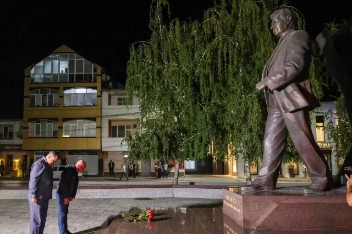 Кириенко начал визит в Дагестан с возложения цветов к памятнику Магомедову