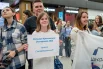 Школьники и студенты разделились на две группы – первые собирали мхи и лишайники, вторые восстанавливали памятник полярным летчикам.