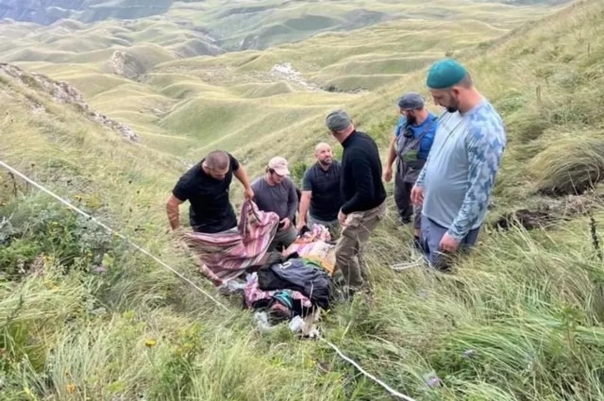 Водитель пострадал в Дагестане после падения легковушки в обрыв