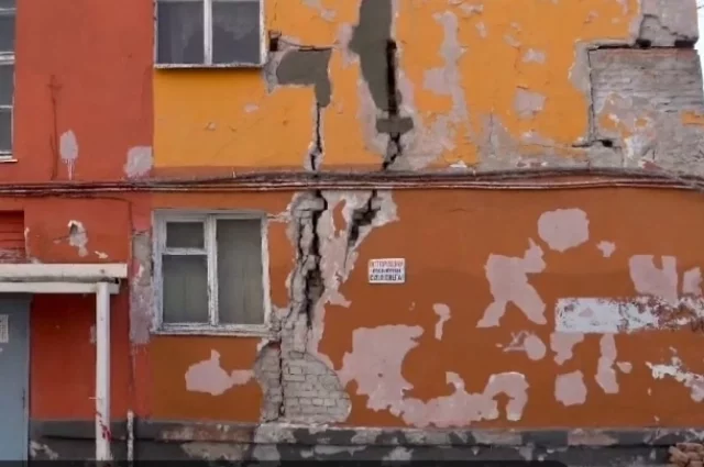 Трещина сквозная и уходит во внутриквартирное пространство. 