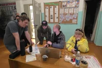 Волонтёров, которые помогают с поисками, разместили в местной школе