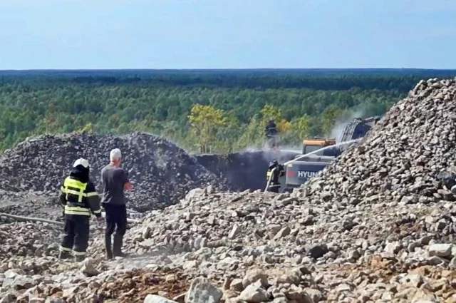 Чтобы добраться до очага, приходится разбирать часть насыпи и искать способы доставить огнетушащие вещества в глубину.