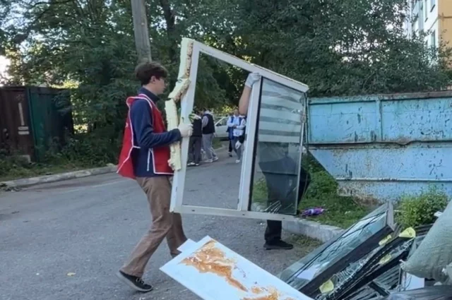 В пострадавших домах уже восстановили тепловой контур. Работы в подъезде, на который пришёлся основной удар, продолжаются.