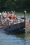 Викингский корабль приближается к берегу для высадки десанта.