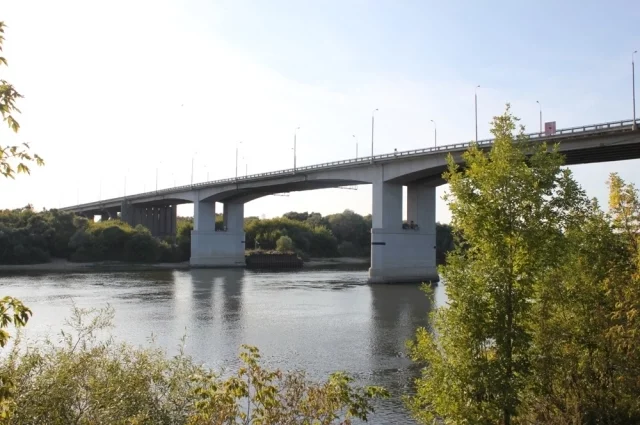 В минтрансе региона рассказали, что остаточный ресурс долговечности конструкций моста через Оку составляет не менее четырёх лет.