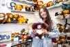 20 августа отмечают День Чебурашки. В дошкольном отделении московской школы № 2036 работает единственный в мире музей сказочного героя, созданный при участии Эдуарда Успенского. В стенах «Квартиры Чебурашки» собрано около тысячи героев. Здесь живут персонажи из плюша, глины, соломки, дерева, пластика и даже звери, выкованные мастерами из металлической проволоки. Руководит литературно-художественным музеем «Квартиру Чебурашки» Елена Зюканова.