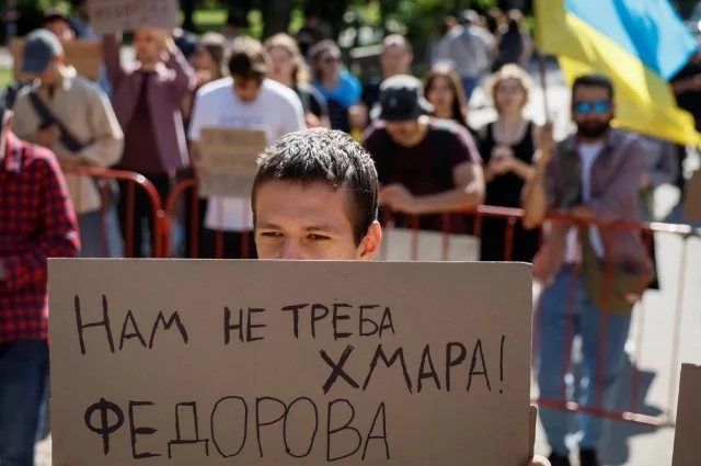 Участники митинга возле здания Рады во время акции протеста против решения президента Украины Владимира Зеленского заменить Михаила Федорова на посту министра обороны.