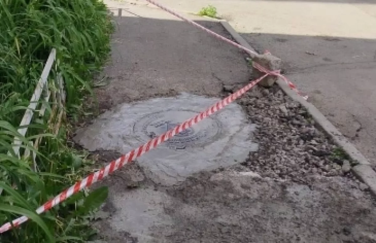 Жительница Каспийска упала в открытый люк и отсудила 200 тысяч рублей