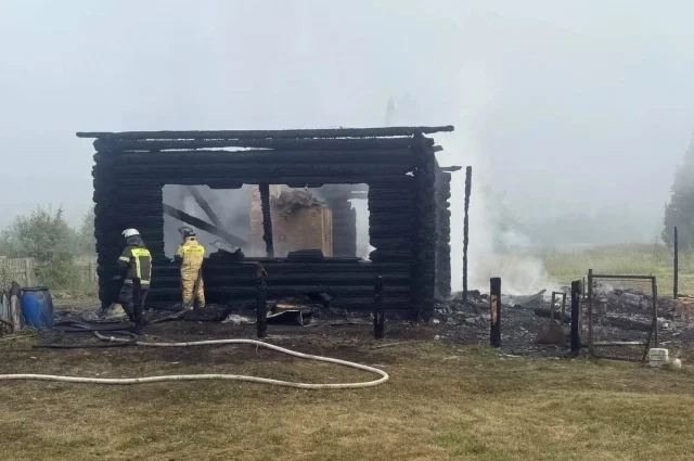 Пожилой мужчина не смог выбраться из горящего дома.