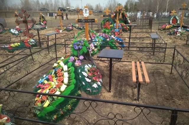 Могильные комплексы с оградкой на сибирских кладбищах — не редкость