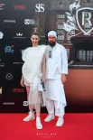 Организаторы помогали юным моделям подготовиться к выходу.