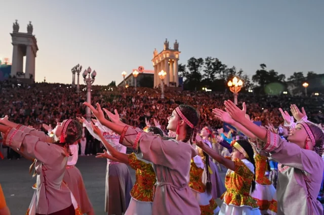 На фестивале #ТриЧетыре в Волгограде в 2025 г. были представлены национальные творческие коллективы.