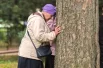 Многие гости предпочитают проводить время в тишине среди деревьев. 