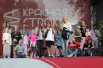 На второй сцене для всех желающих — мастер-класс по игре на барабанах.
