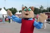 Гостей на фестивале встречает сказочный персонаж Кот ученый. 