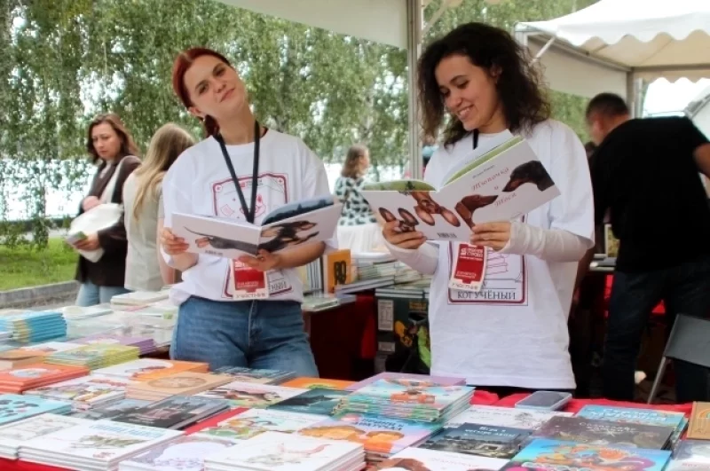Очень много книг, учебных пособий, альбомов для детей представлено на фестивале 